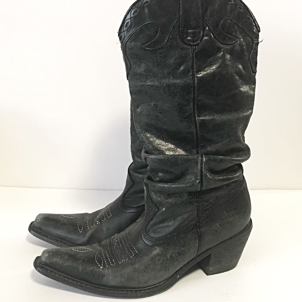 Black cowboy boots 🤠
